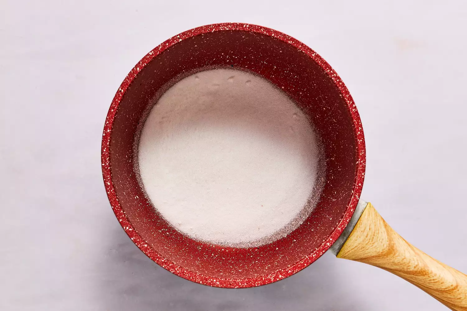 sucre en train de chauffer dans une casserole