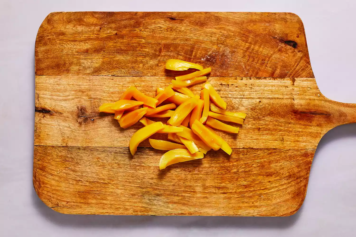 tranches de jacquier sur une planche à découper