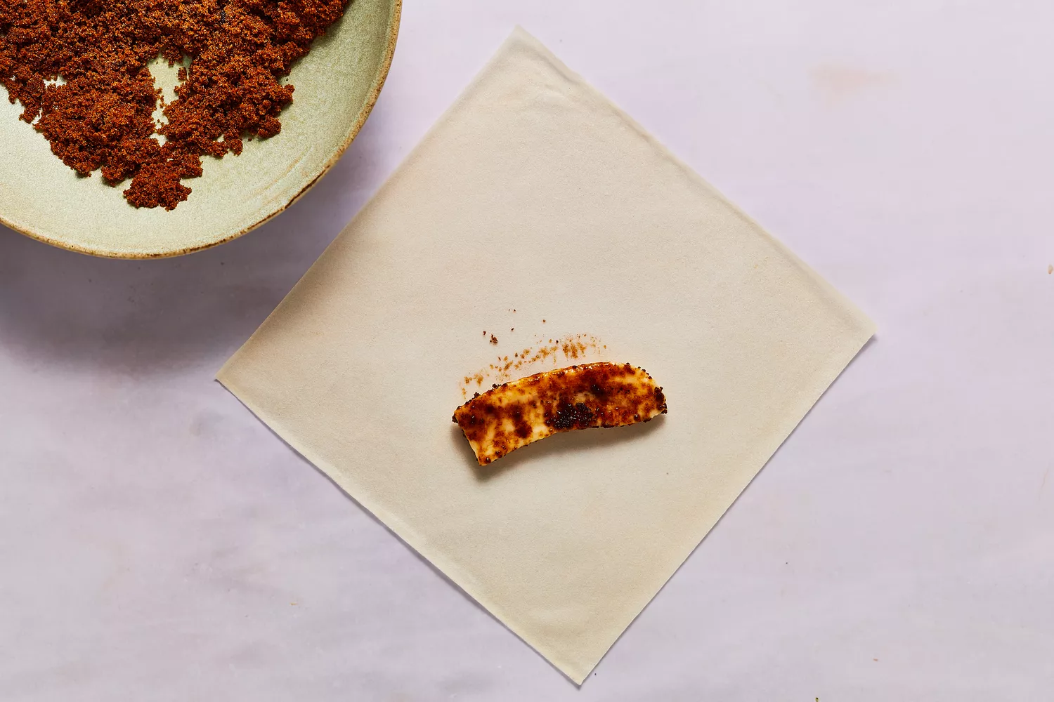 banane tranchée sur le wrapper de lumpia, couverte de sucre brun