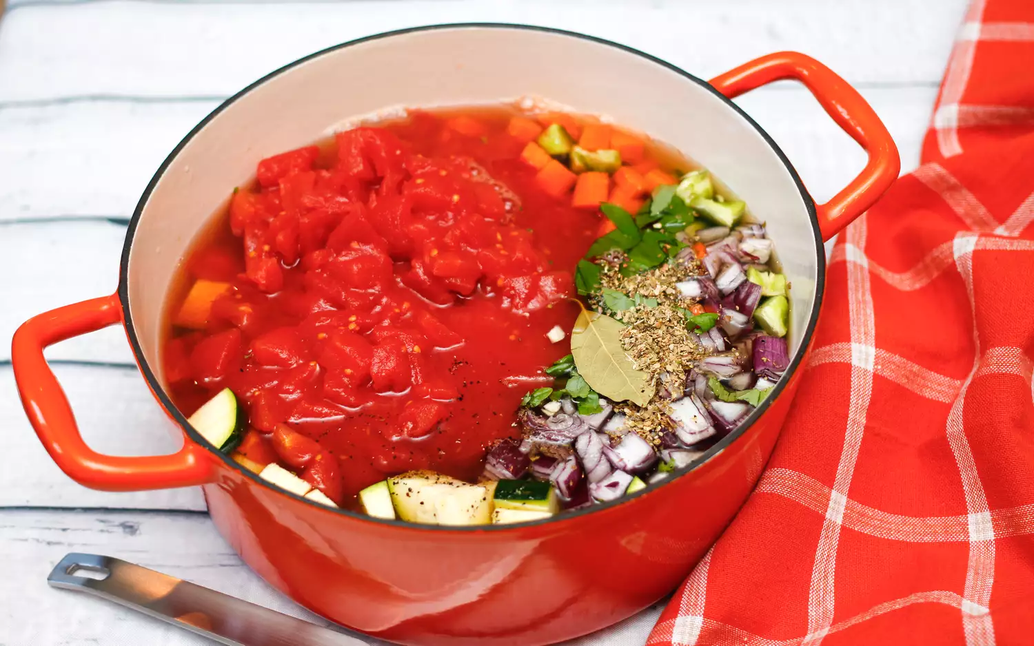 Ingrédients du minestrone dans la casserole