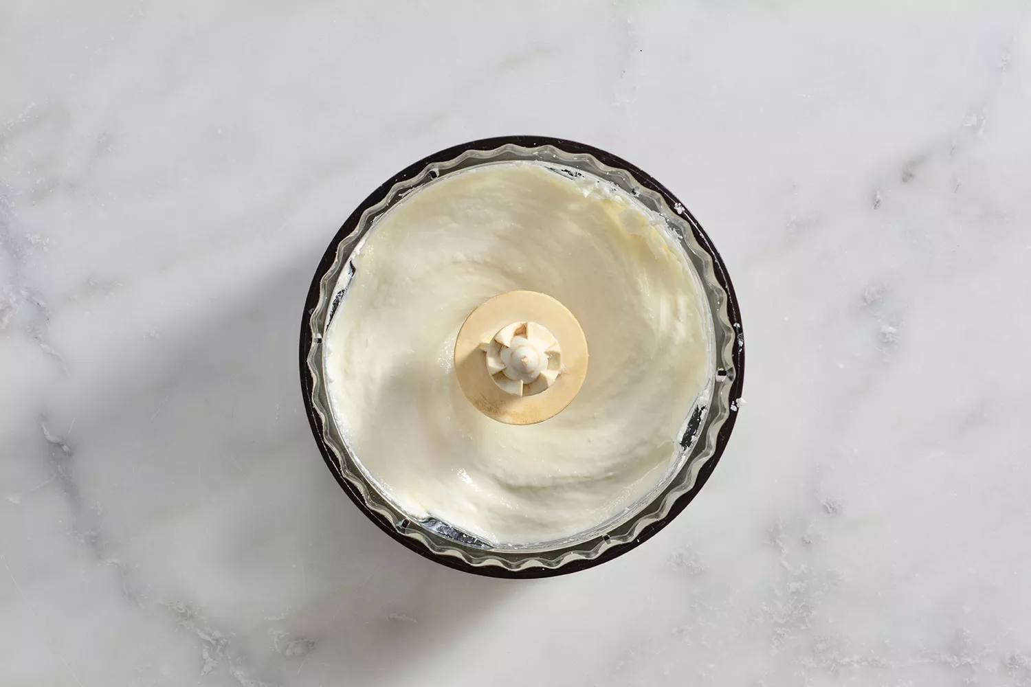 Mélange de feta et de fromage à la crème dans un robot culinaire